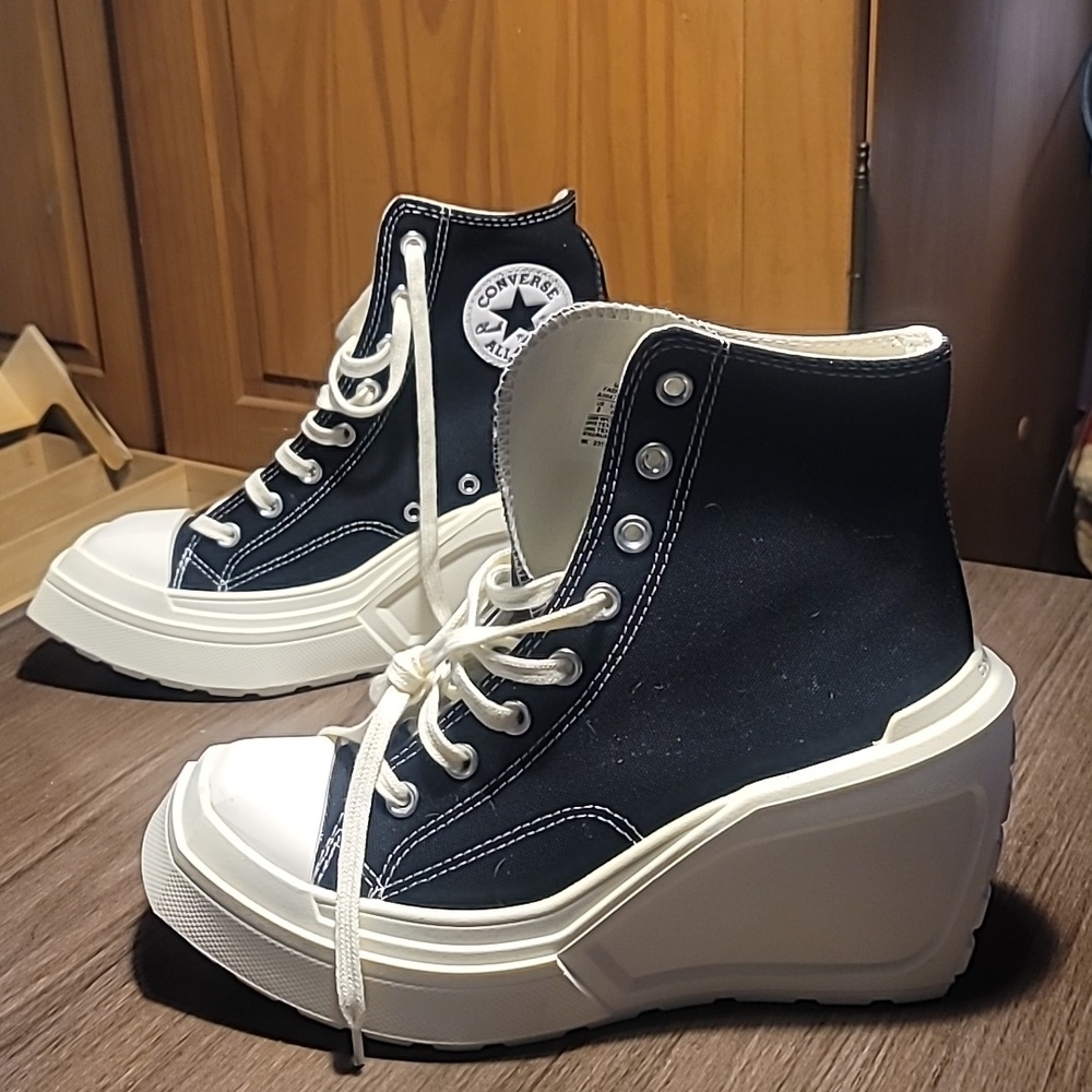 Woman's CONVERSE 70's chunky heel size 8 sneaker. NWOT
